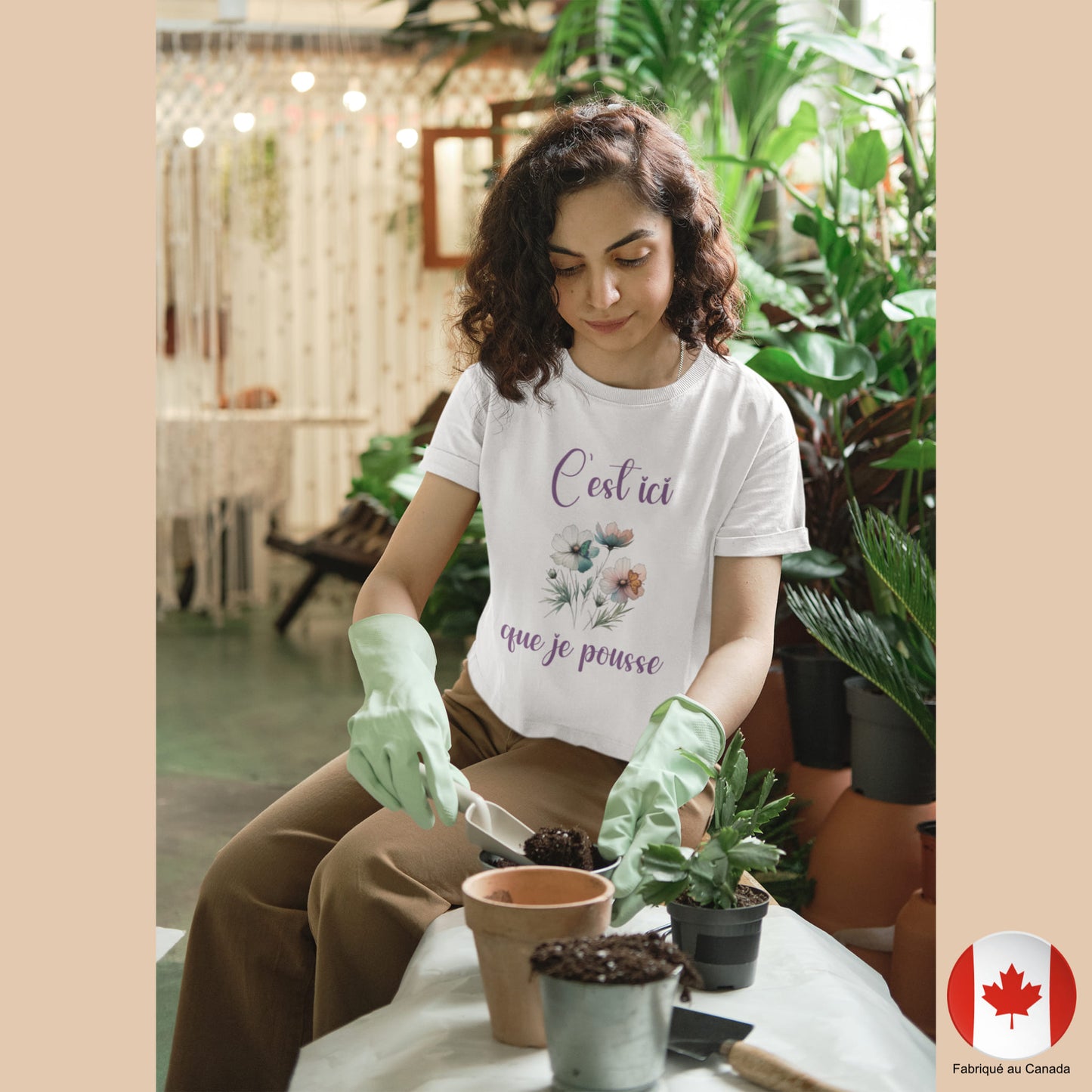 Femme jardinière portant un t-shirt « C'est ici que je pousse » orné de fleurs et papillons - Artic60
