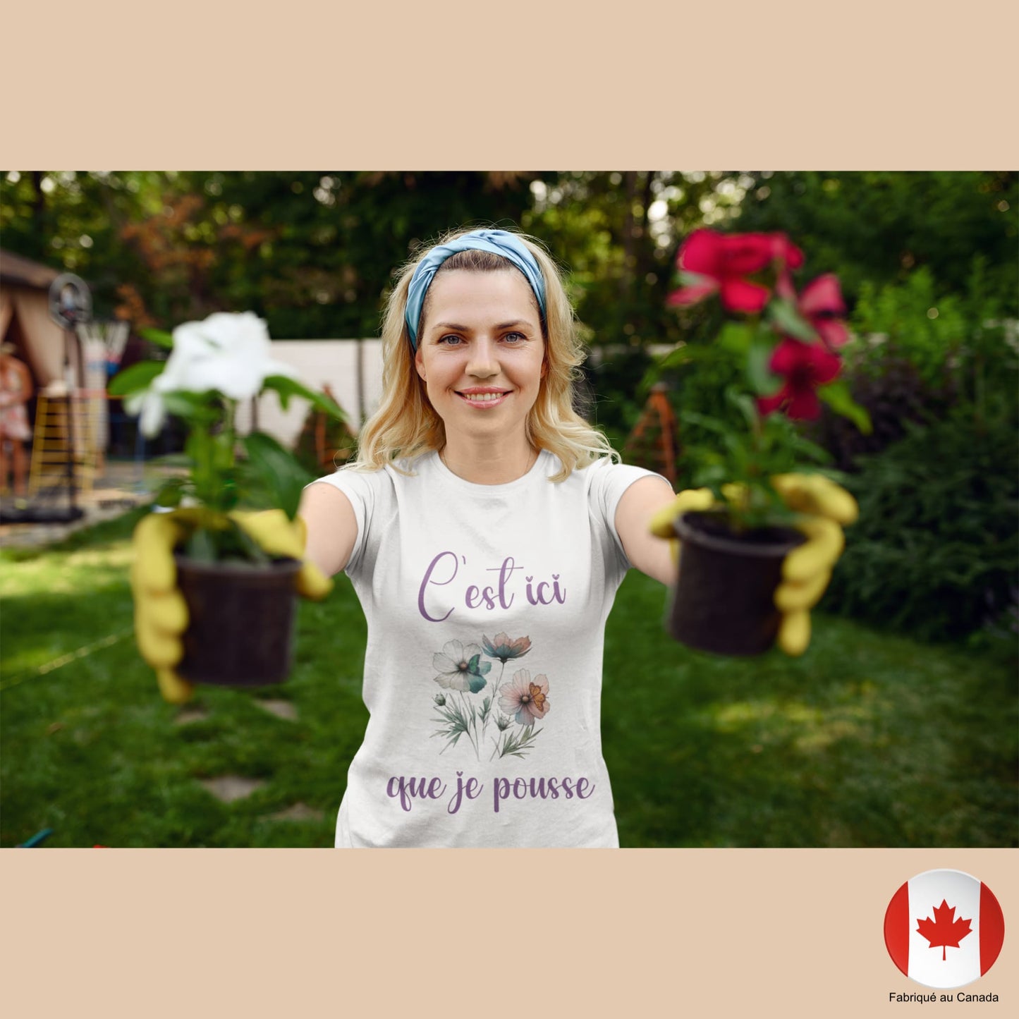 Femme portant un t-shirt blanc « C'est ici que je pousse » avec motif fleurs et papillons, en pleine séance de jardinage - Artic60