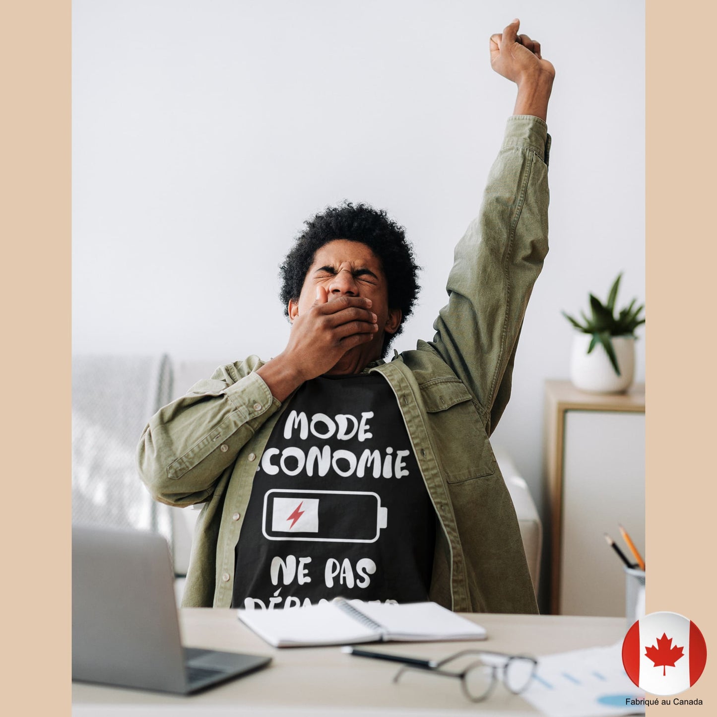Homme bâillant au bureau avec t-shirt noir « Mode Économie Ne Pas Déranger » - Artic60
