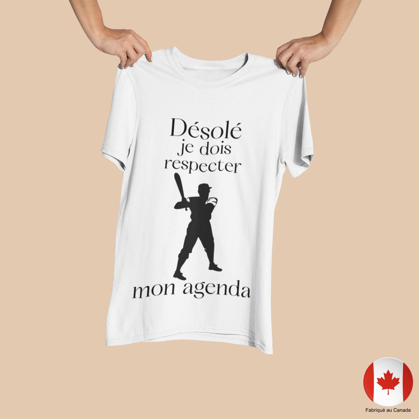 T-shirt blanc baseball humoristique tenu à deux mains avec message – Artic60