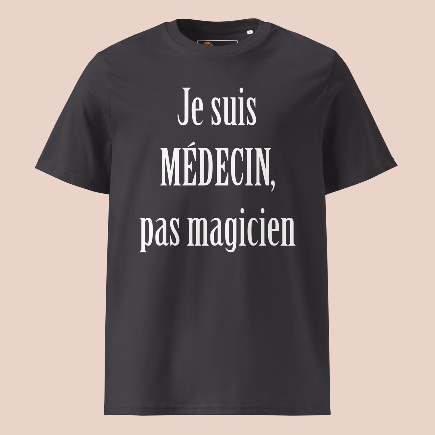 T-shirt anthracite à plat avec texte blanc humoristique « Je suis médecin, pas magicien » – Artic60