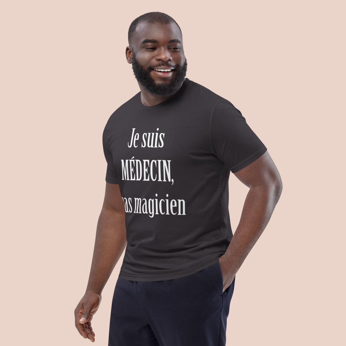 Homme portant un t-shirt anthracite avec texte blanc « Je suis médecin, pas magicien » – Artic60