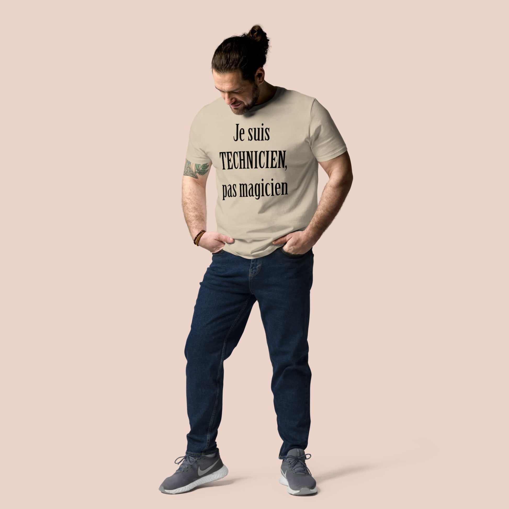 Homme portant un t-shirt beige en coton bio avec le texte Je suis technicien, pas magicien - Artic60