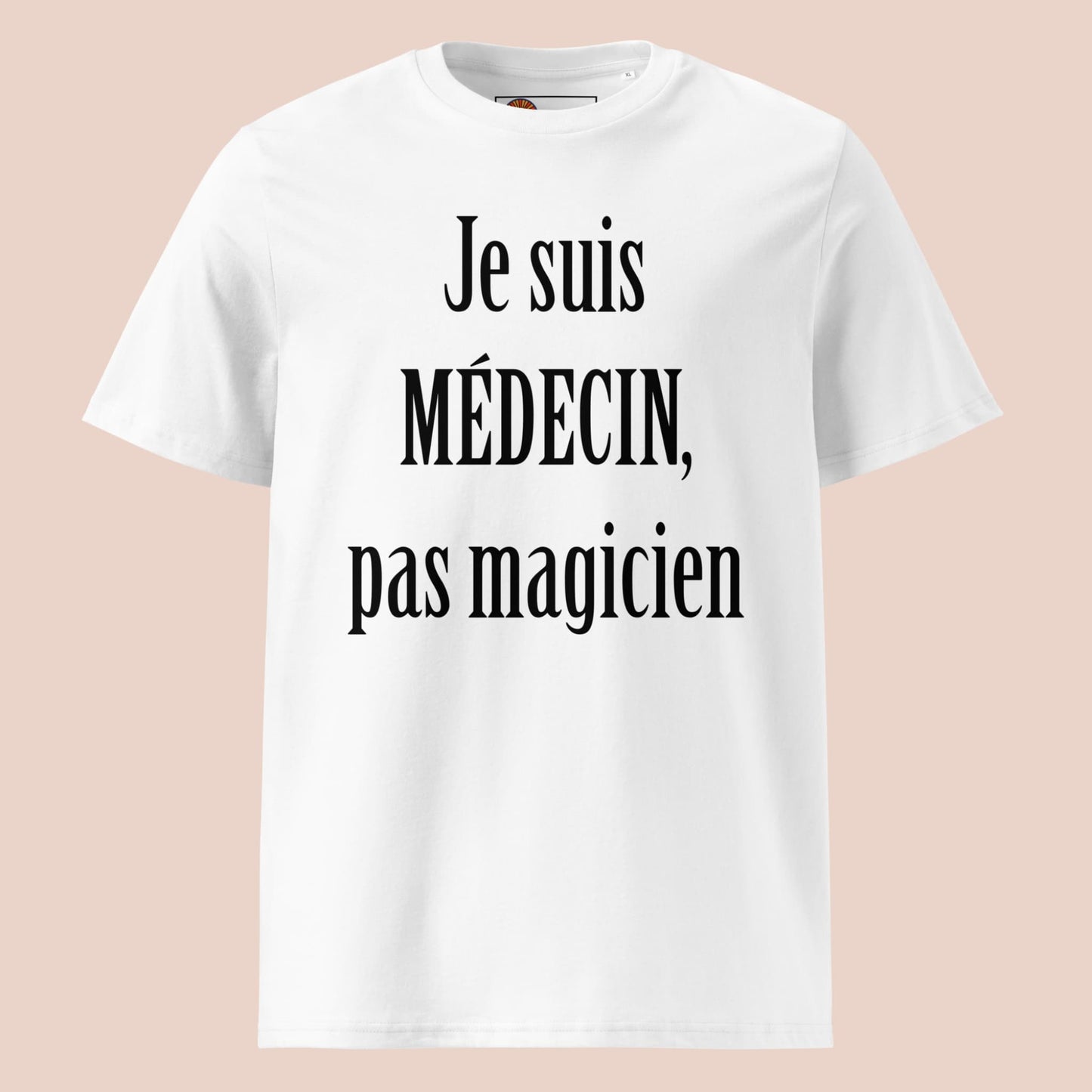 T-shirt blanc à plat avec texte humoristique « Je suis médecin, pas magicien » en noir – Artic60