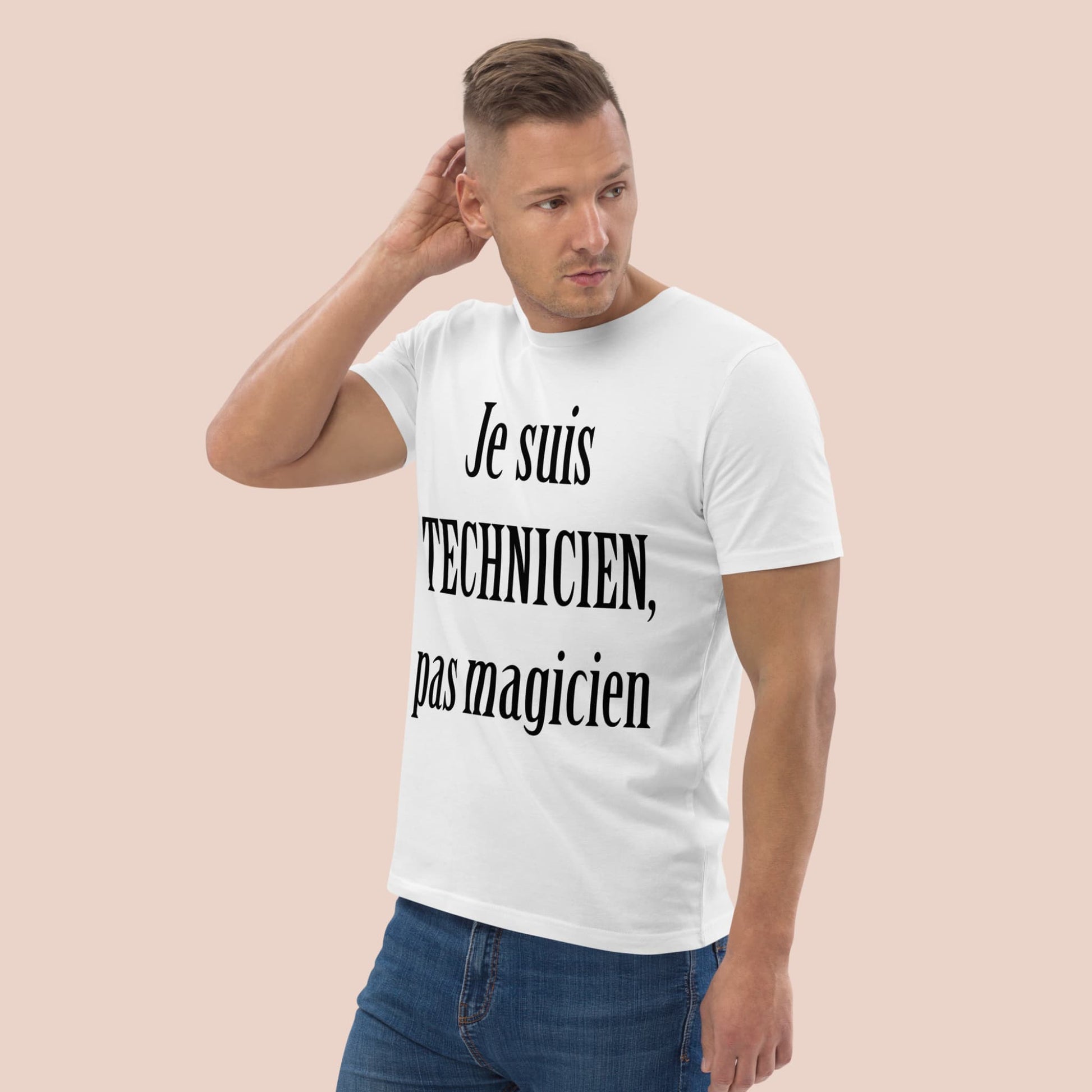 T-shirt blanc porté par un homme avec phrase Je suis technicien, pas magicien - Artic60