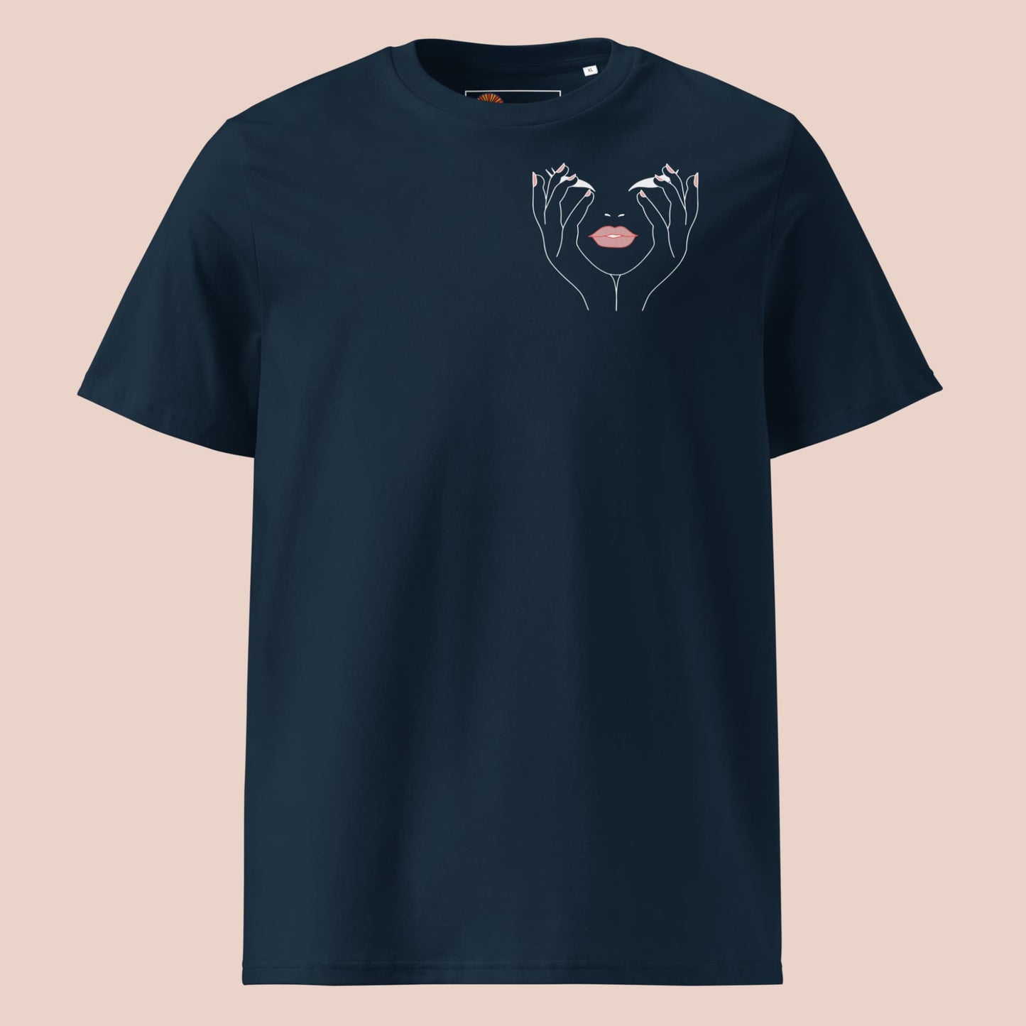 Femme portant un t-shirt bleu sarcelle en coton bio avec design de silhouette féminine minimaliste – Artic60