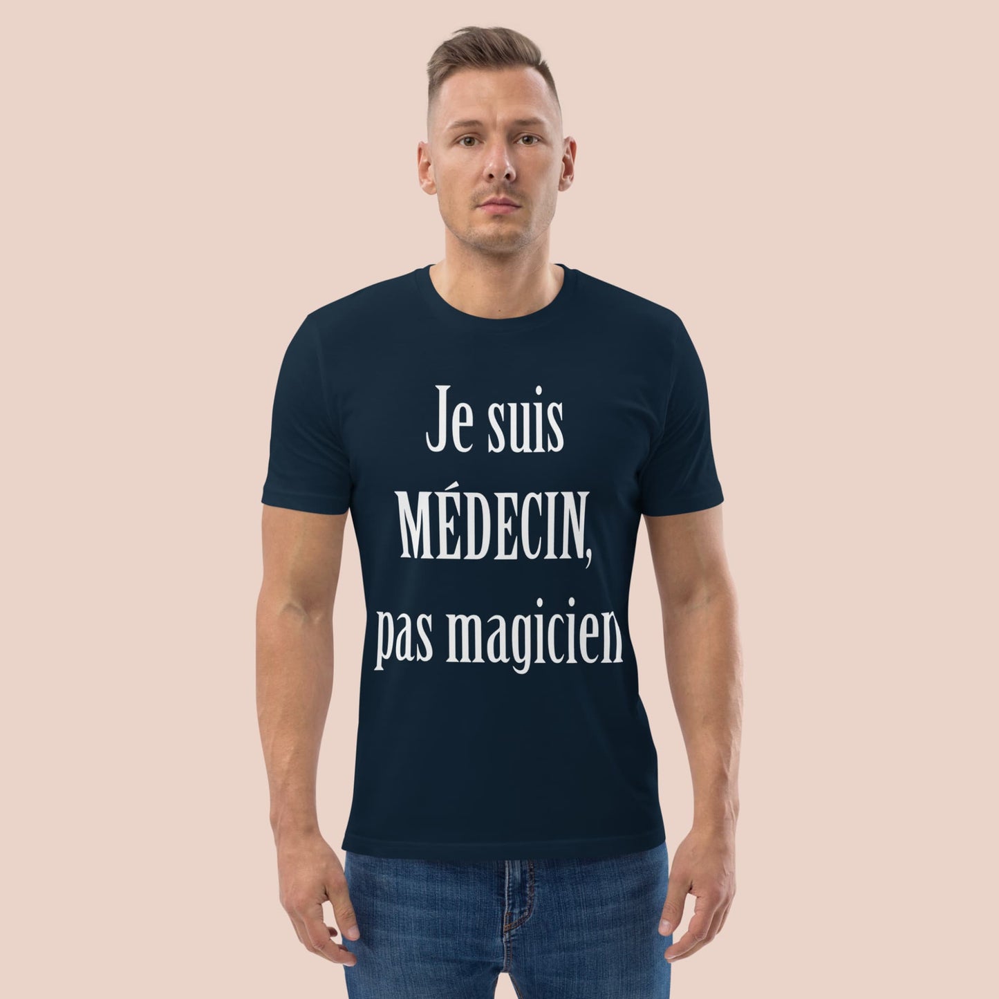 Homme portant un t-shirt bleu marine avec message ironique en blanc pour professionnel de santé – Artic60
