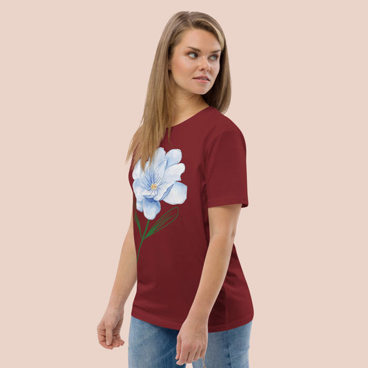 Femme de profil portant un t-shirt bourgogne en coton bio avec une fleur bleue – Artic60