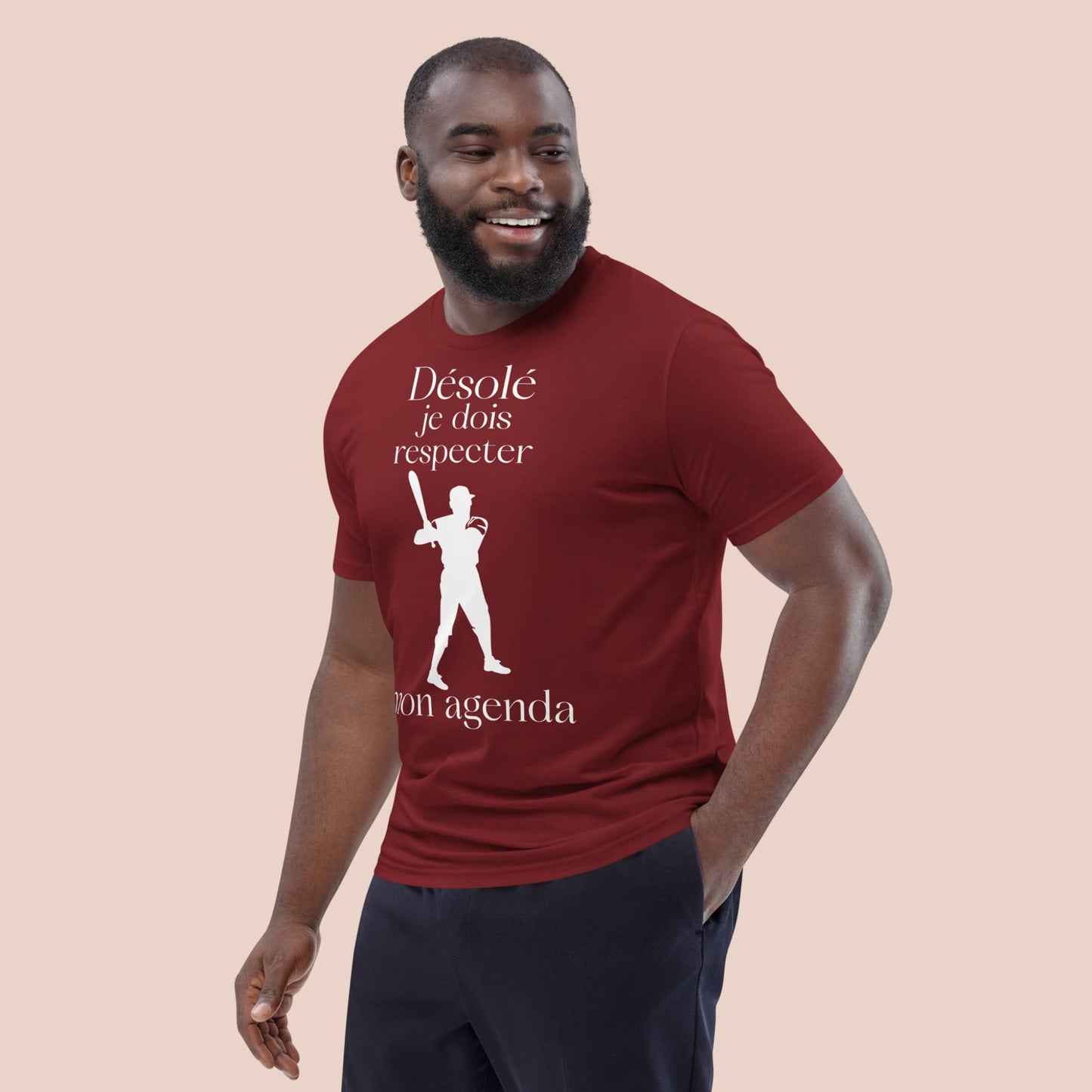 Homme portant un t-shirt bourgogne en coton bio avec design joueur de baseball et texte humoristique – Artic60