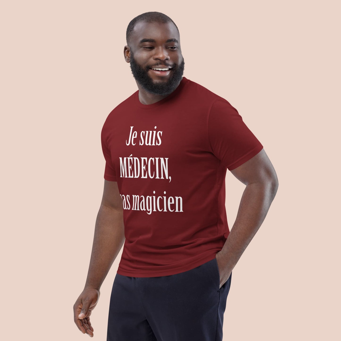 Homme portant un t-shirt bourgogne avec message médical humoristique en blanc – Artic60