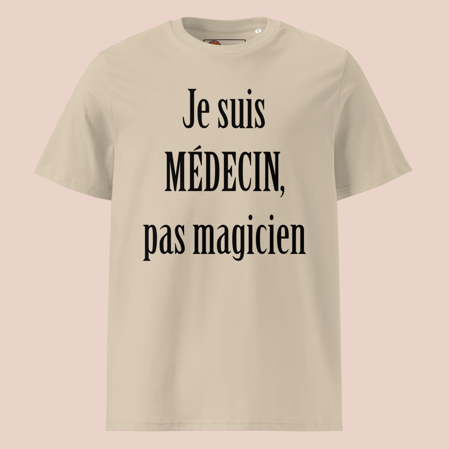 T-shirt beige désert à plat avec message drôle pour médecin « Je suis médecin, pas magicien » – Artic60