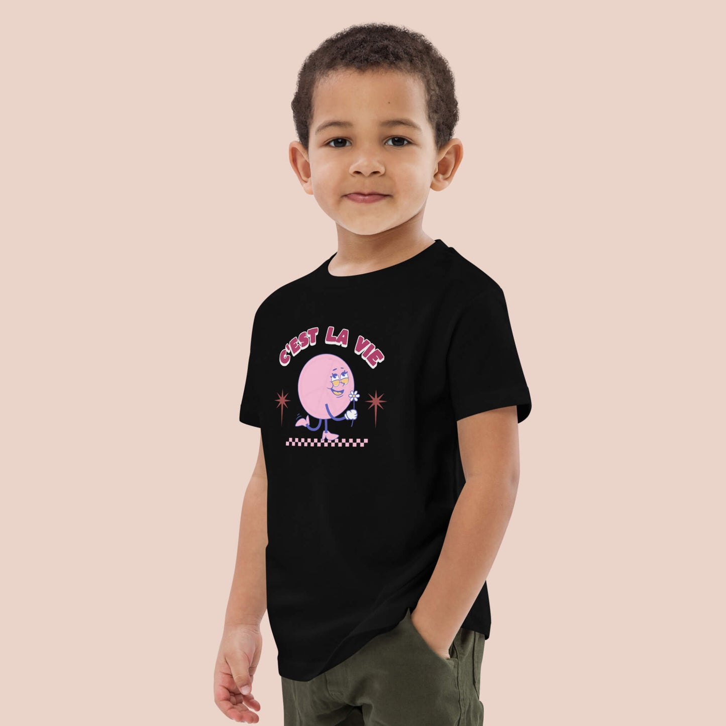 Garçon portant un t-shirt noir en coton bio avec un motif coloré « C’est la vie » – Artic60