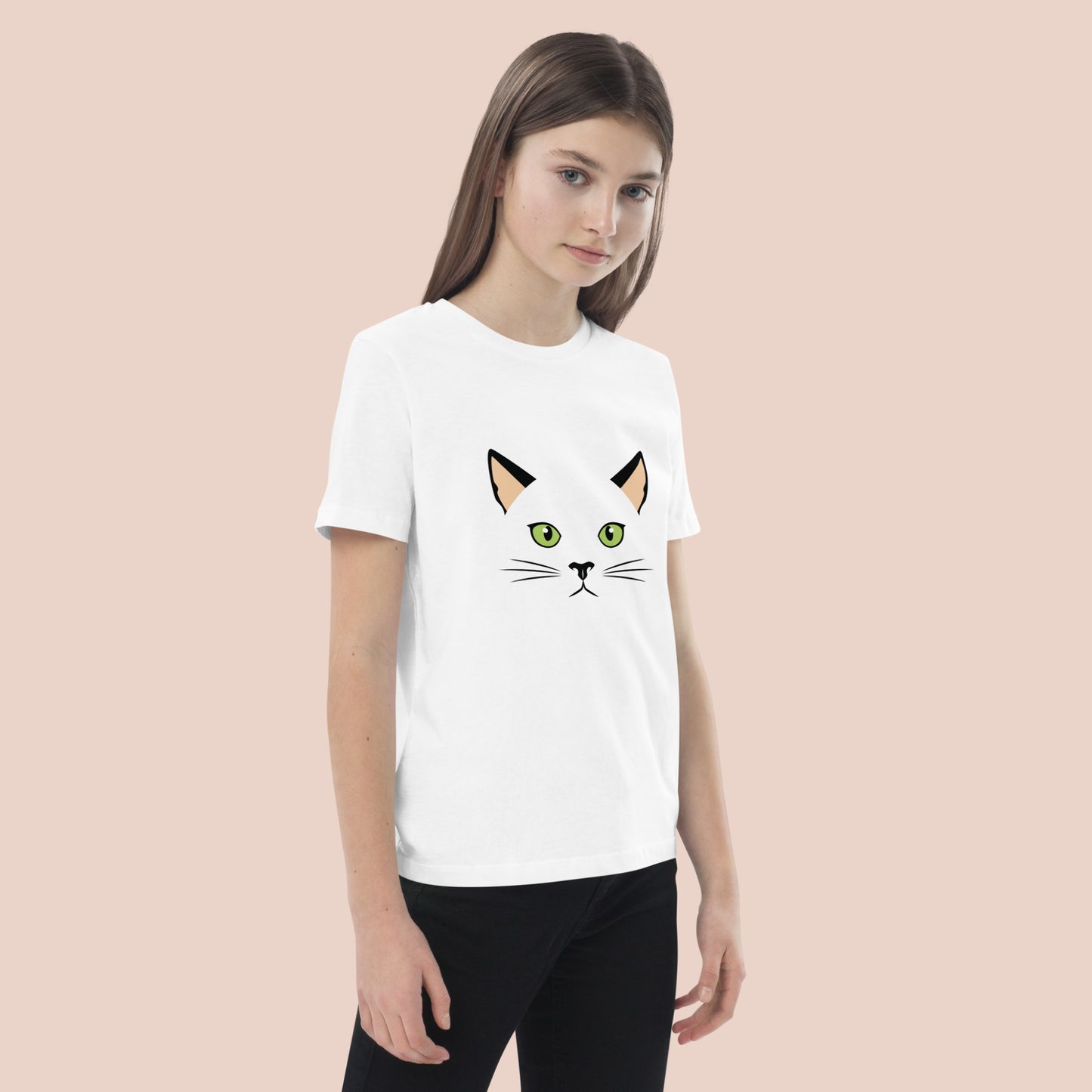 Fille portant un t-shirt blanc en coton bio avec un visage de chat stylisé – Artic60