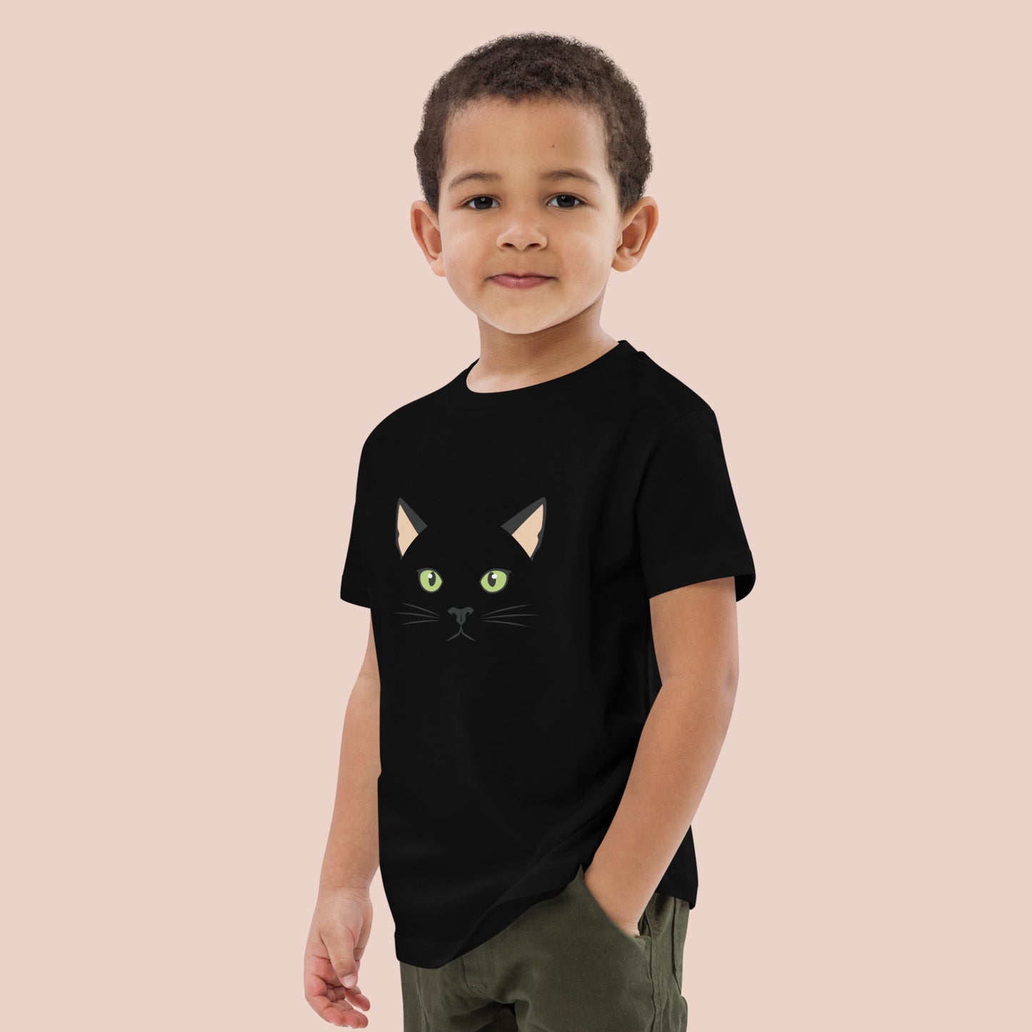 Garçon portant un t-shirt noir en coton bio orné d’un chat noir stylisé – Artic60