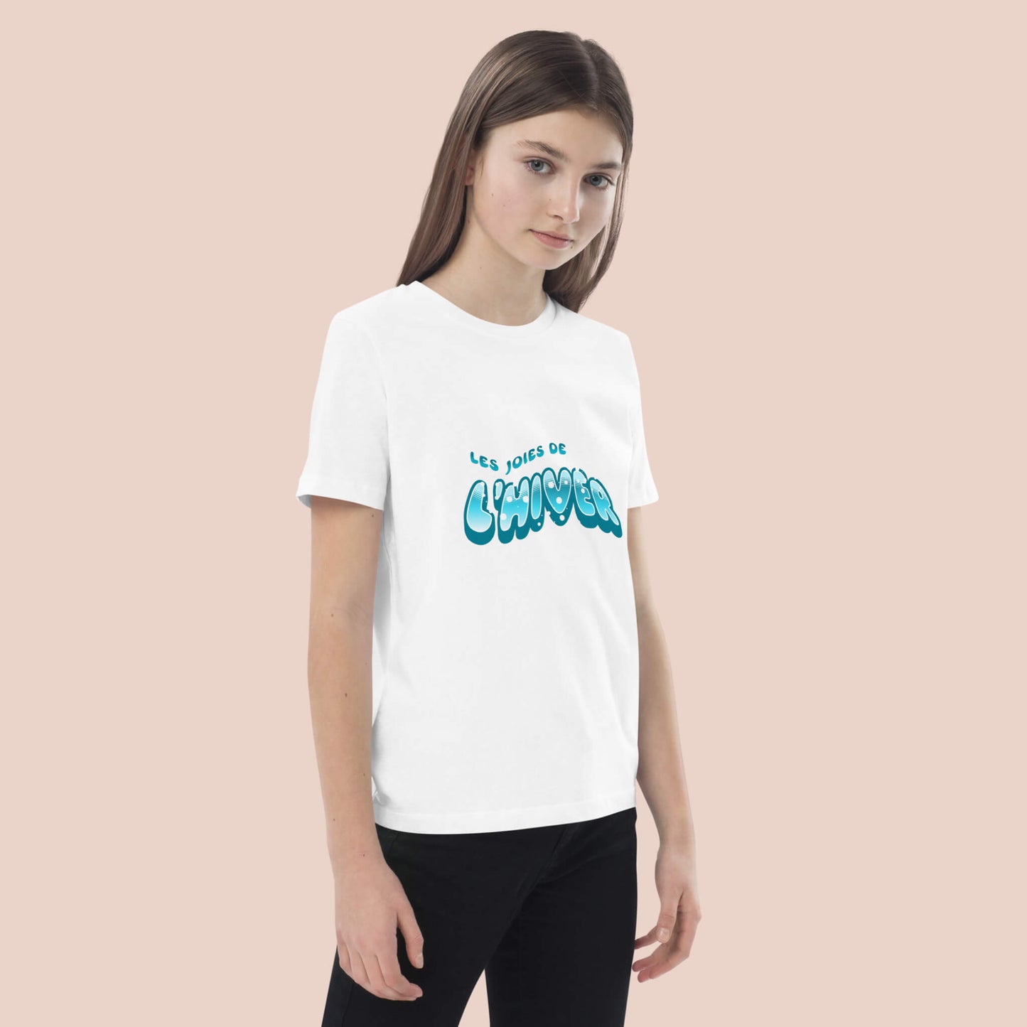Fille portant un t-shirt enfant blanc en coton bio avec le texte « Les joies de l'hiver » – Artic60