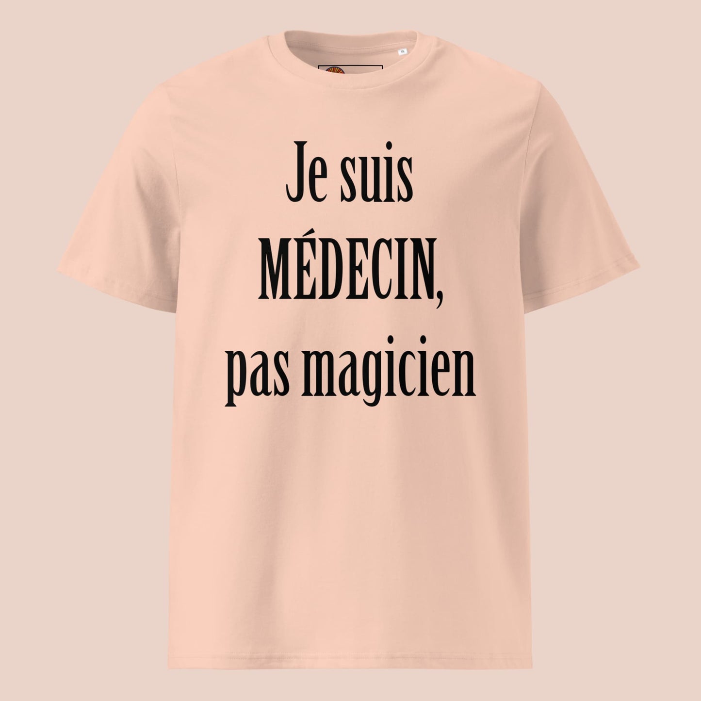 T-shirt pêche à plat avec texte humoristique noir « Je suis médecin, pas magicien » – Artic60