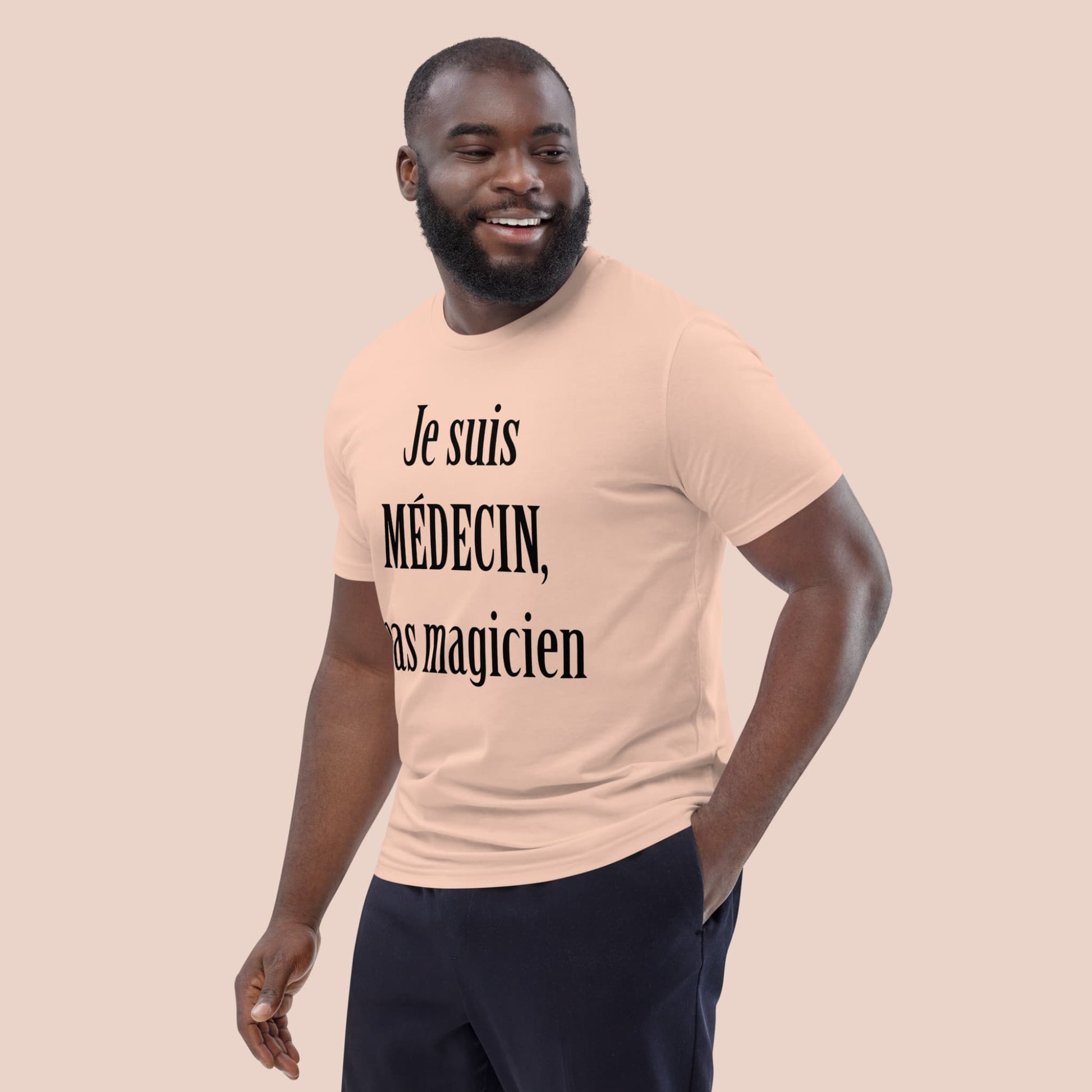 Homme portant un t-shirt pêche avec texte noir « Je suis médecin, pas magicien » – Artic60