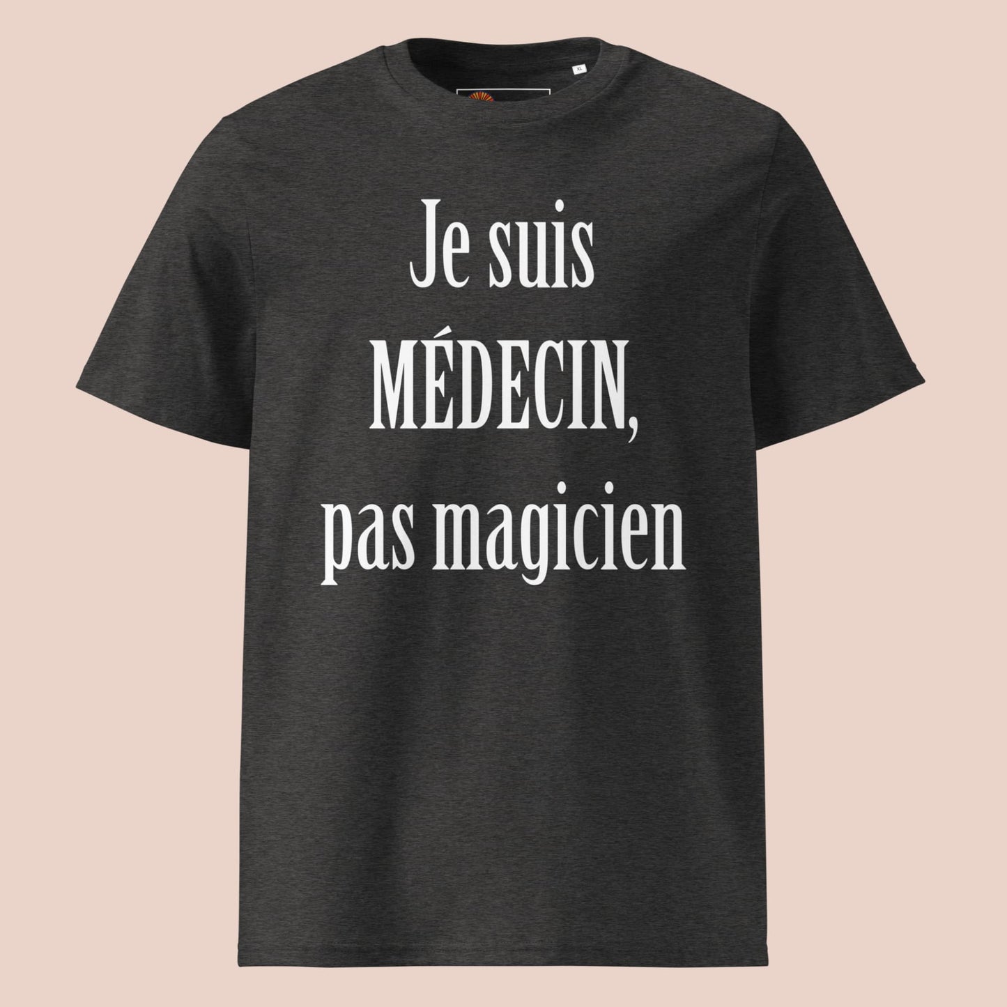 T-shirt gris charbon à plat avec citation blanche « Je suis médecin, pas magicien » – Artic60