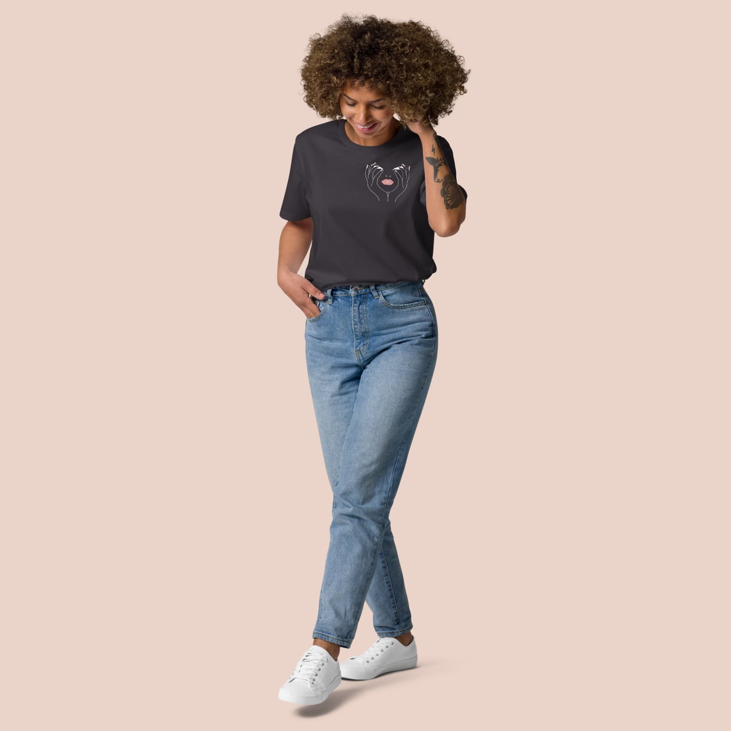 Femme portant un t-shirt gris charbon avec design artistique féminin blanc et rose – Artic60