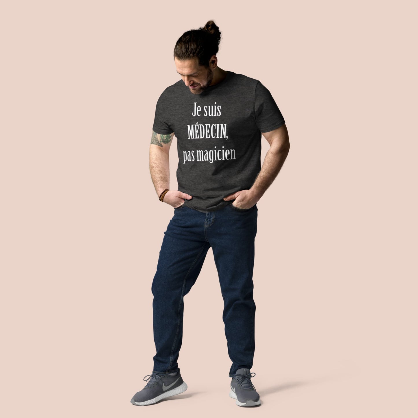 Homme portant un t-shirt gris charbon avec design texte blanc pour médecin – Artic60