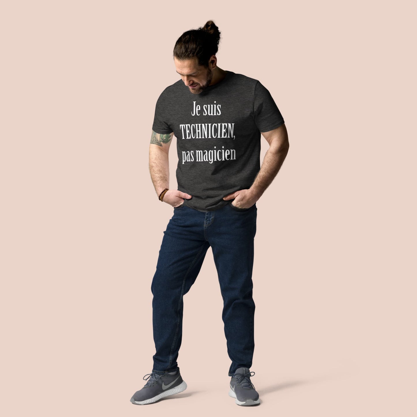 Homme portant un t-shirt gris charbon en coton bio avec message blanc humoristique pour technicien – Artic60