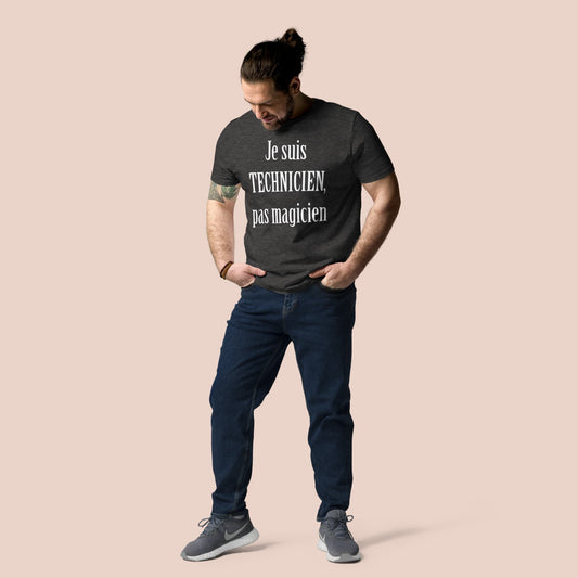 Homme portant un t-shirt gris charbon en coton bio avec message blanc humoristique pour technicien – Artic60