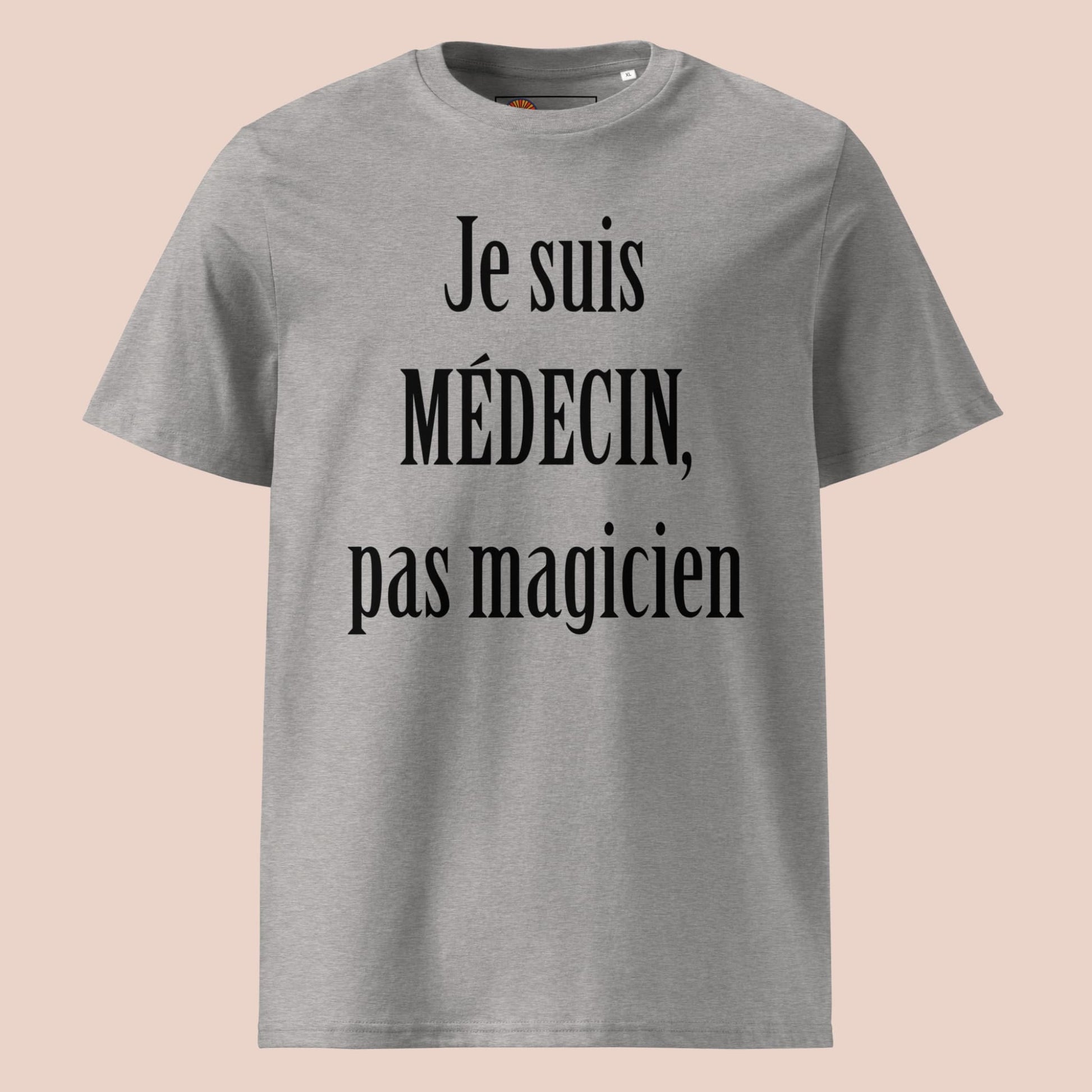 T-shirt gris chiné à plat avec design texte noir « Je suis médecin, pas magicien » – Artic60