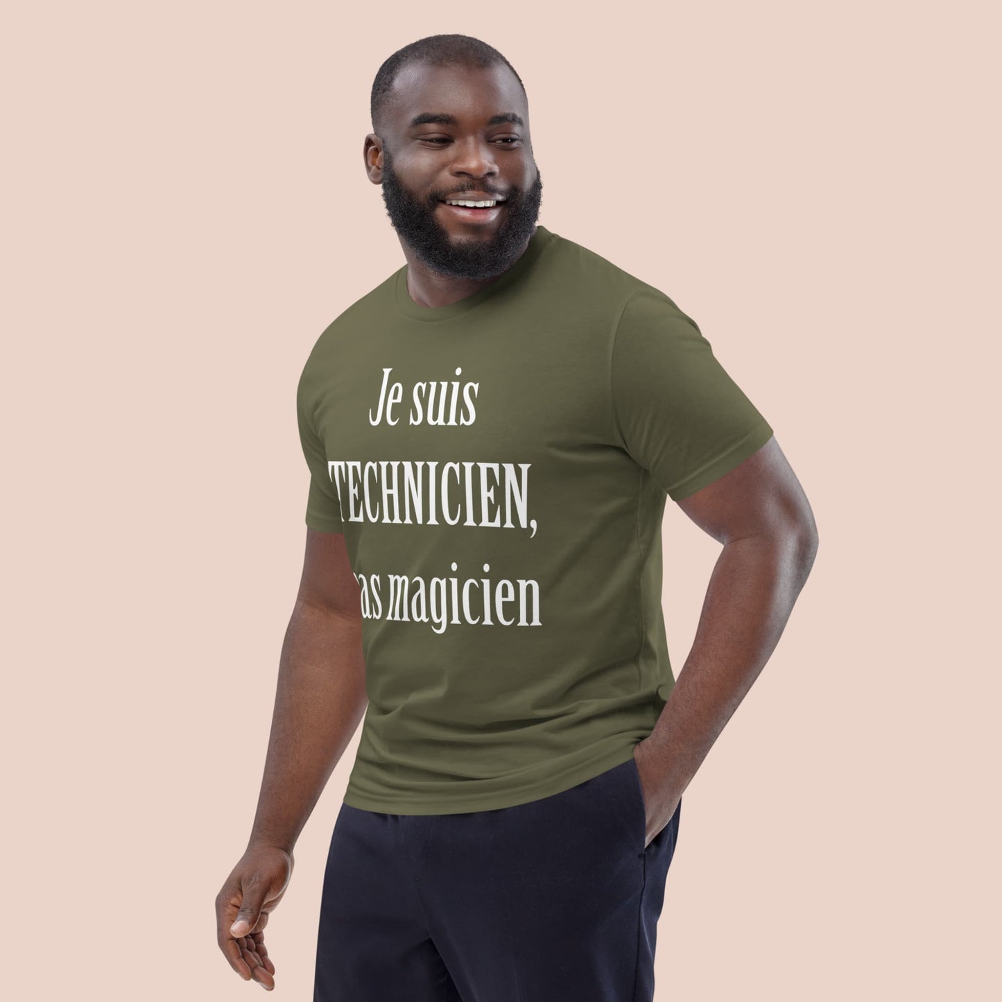 Homme portant un t-shirt kaki en coton bio avec texte blanc « Je suis technicien, pas magicien » – Artic60