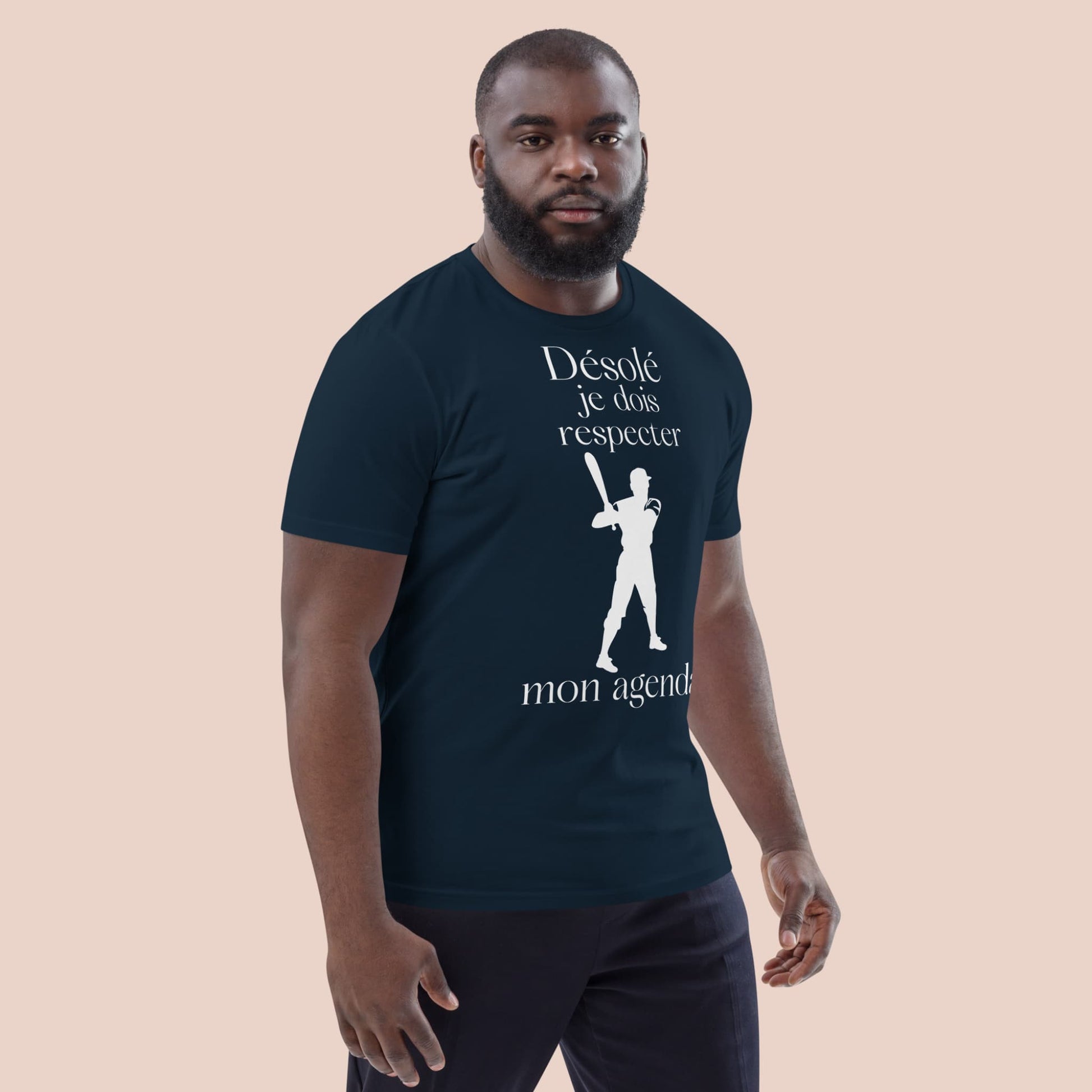 Homme posant avec un t-shirt marine imprimé « Désolé je dois respecter mon agenda » – Artic60