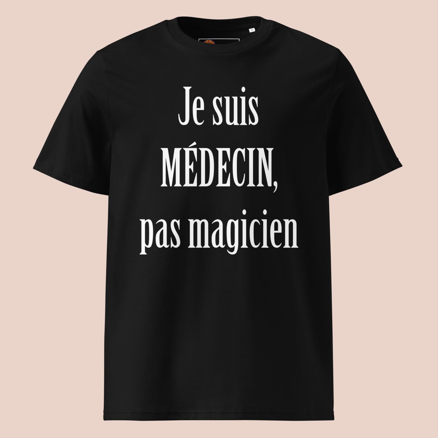 T-shirt noir à plat avec impression texte blanc « Je suis médecin, pas magicien » – Artic60
