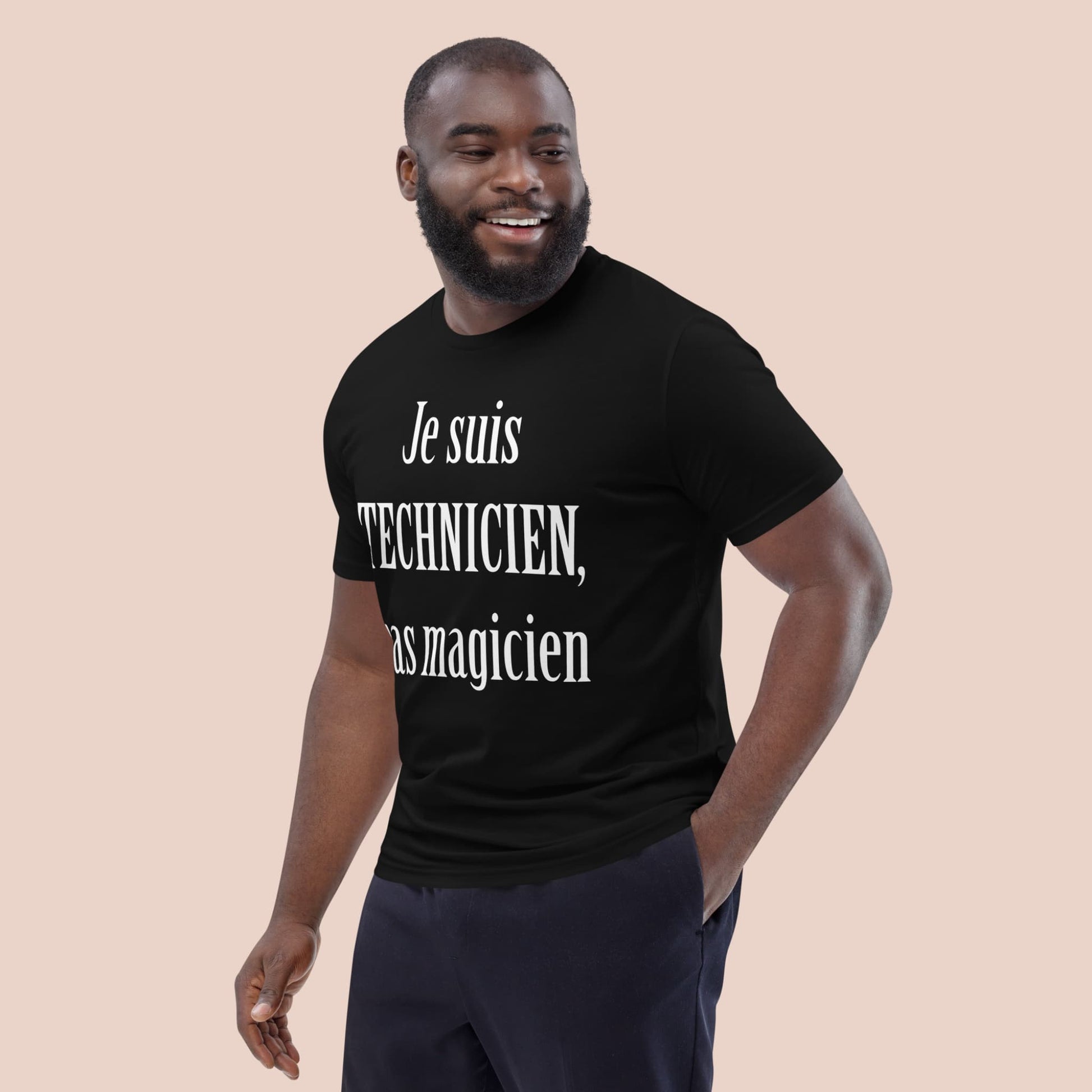 T-shirt noir vu de côté, porté par un homme, avec impression blanche pour technicien – Artic60