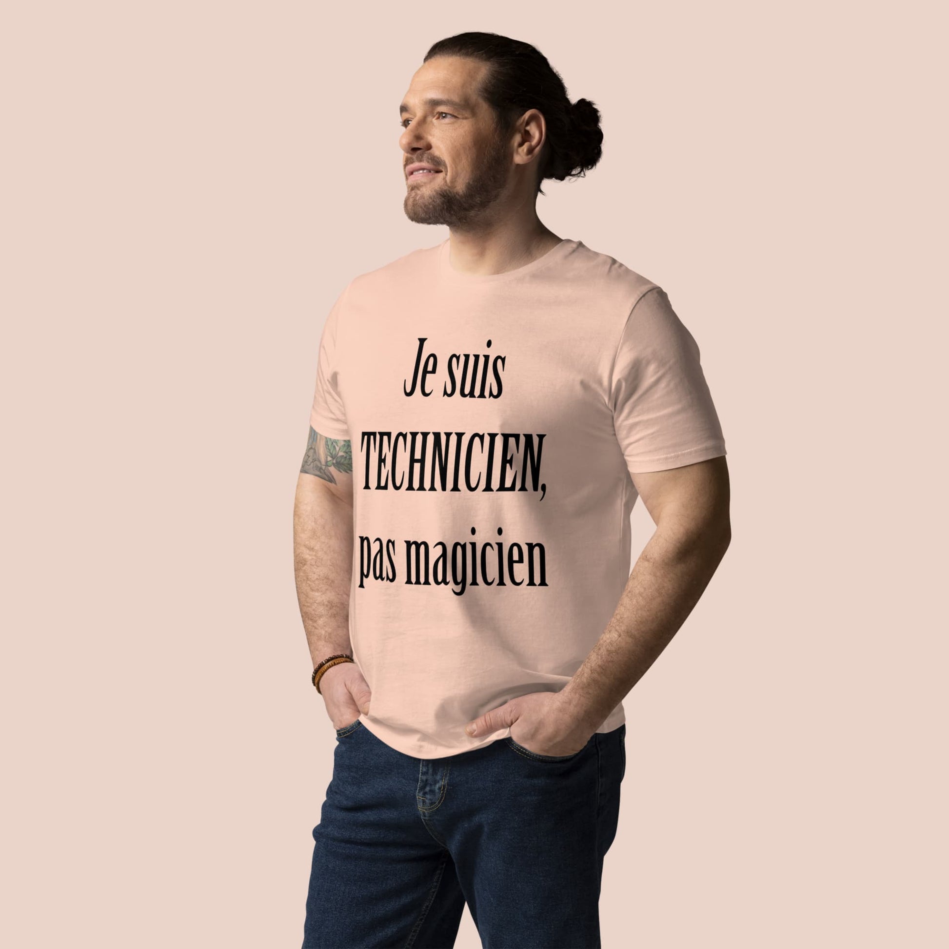 Modèle portant un t-shirt pêche avec texte noir Je suis technicien, pas magicien - Artic60