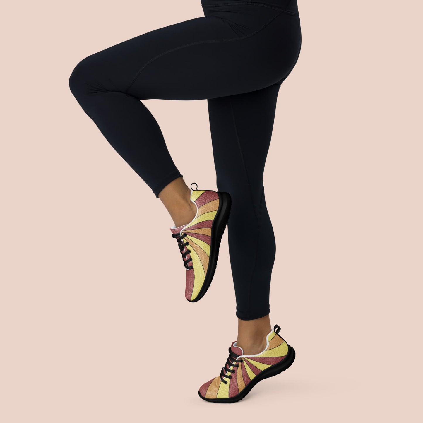 Femme portant des baskets sports aux rayures dorées et brunes avec semelle noire - Aritc60