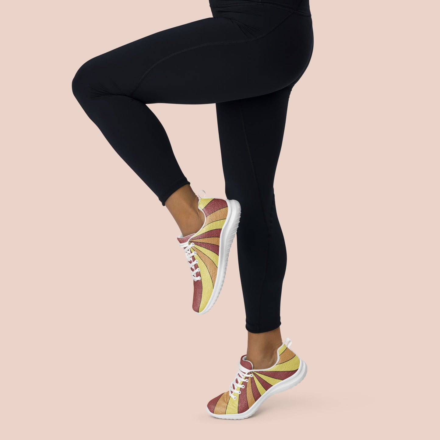 Femme portant des chaussures sports au motif de rayures brunes et dorées aux semelles blanches - Artic60 