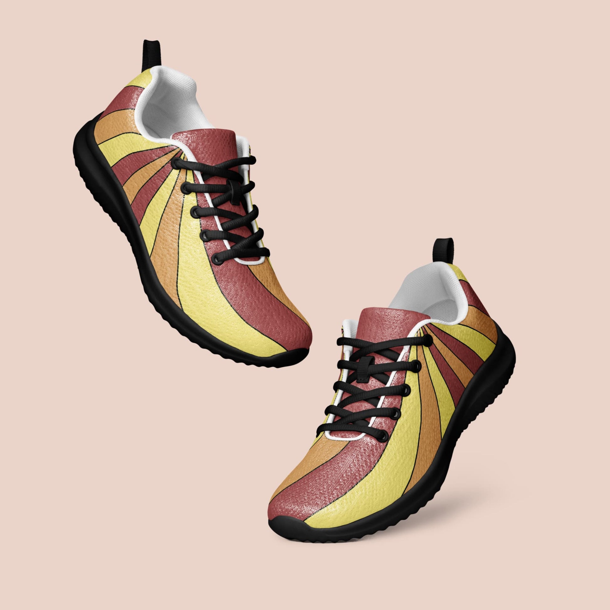 Baskets graphiques femme brunes et jaunes en contexte, semelle noire – Artic60