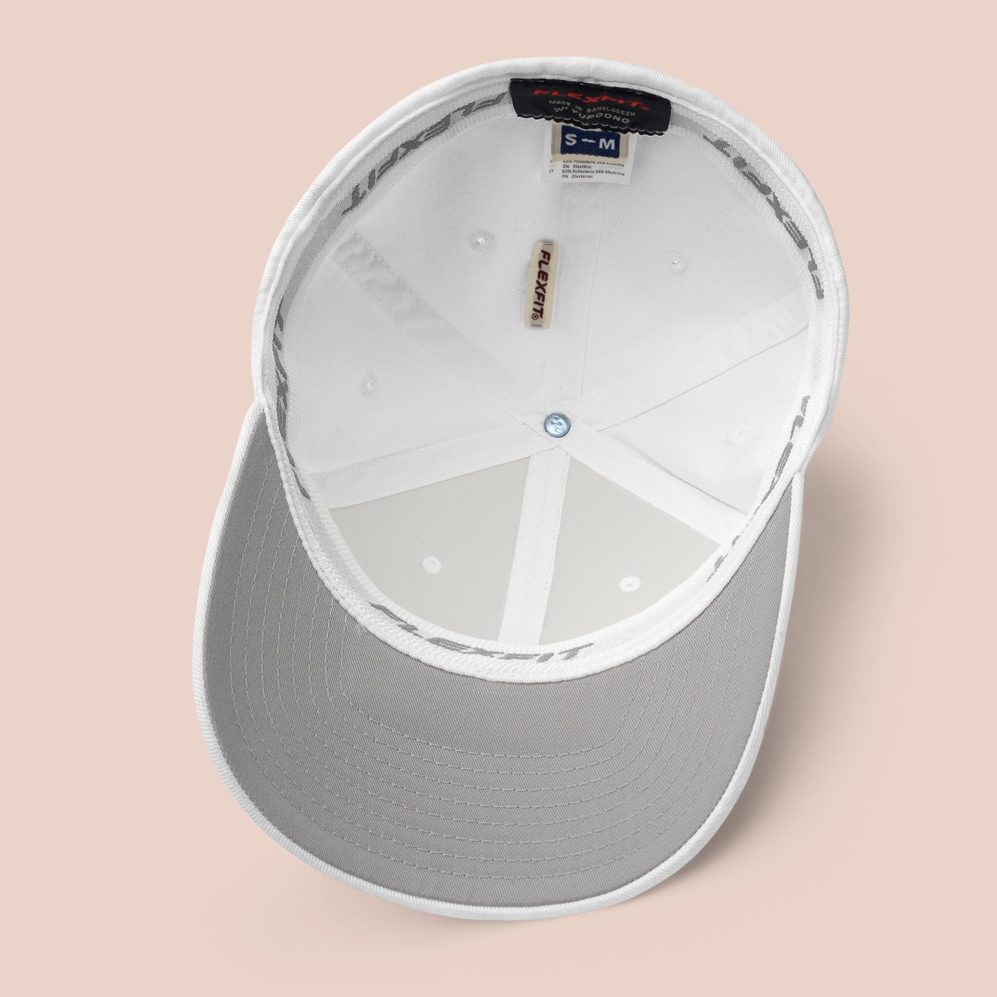 Casquette blanche avec dessin imprimé d'un chat et d'une souris. Vue de l'intérieur