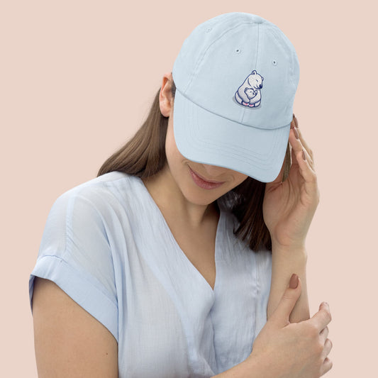Femme portant une casquette pastel bleue avec illustration d’un ours polaire - Artic60