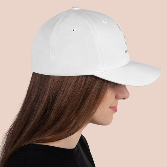 Casquette blanche côté droit. Texte : C'est ici que je pousse avec bouquet floral