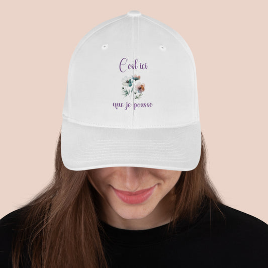 Casquette blanche du devant. Texte : C'est ici que je pousse avec bouquet floral