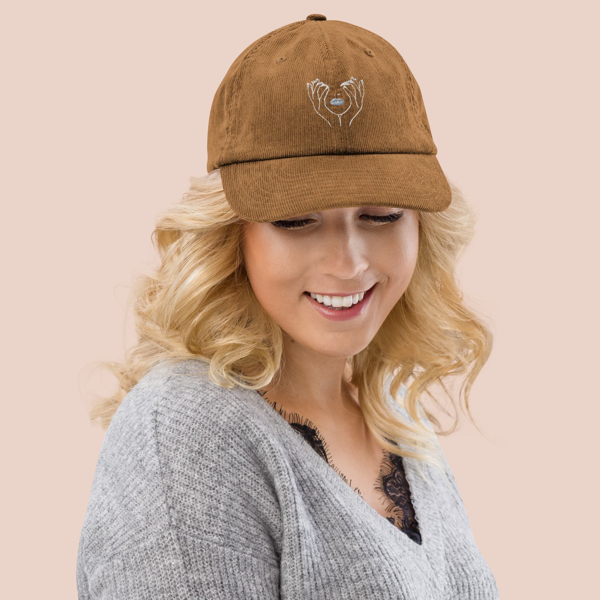 Femme souriante portant une casquette camel en velours côtelé brodée – design artistique - Artic60