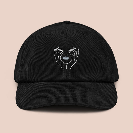 Casquette noire en velours côtelé avec illustration brodée de mains et bouche - Artic60