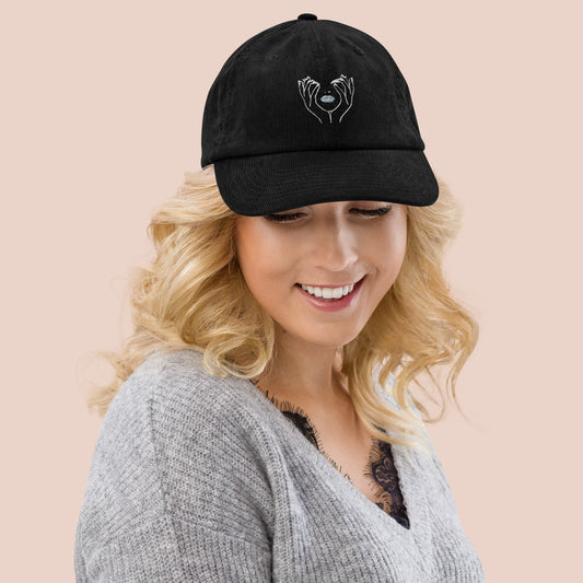 Femme souriante avec casquette noire en velours côtelé et broderie féminine - Artic60