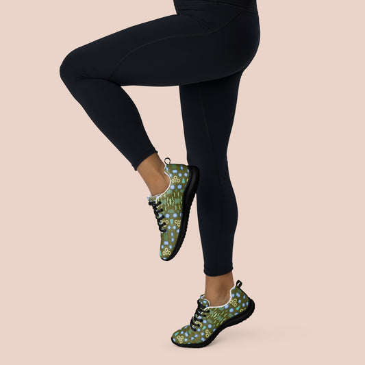 Femme portant des baskets vert olive et formes géométriques bleues avec semelle noire - Artic60