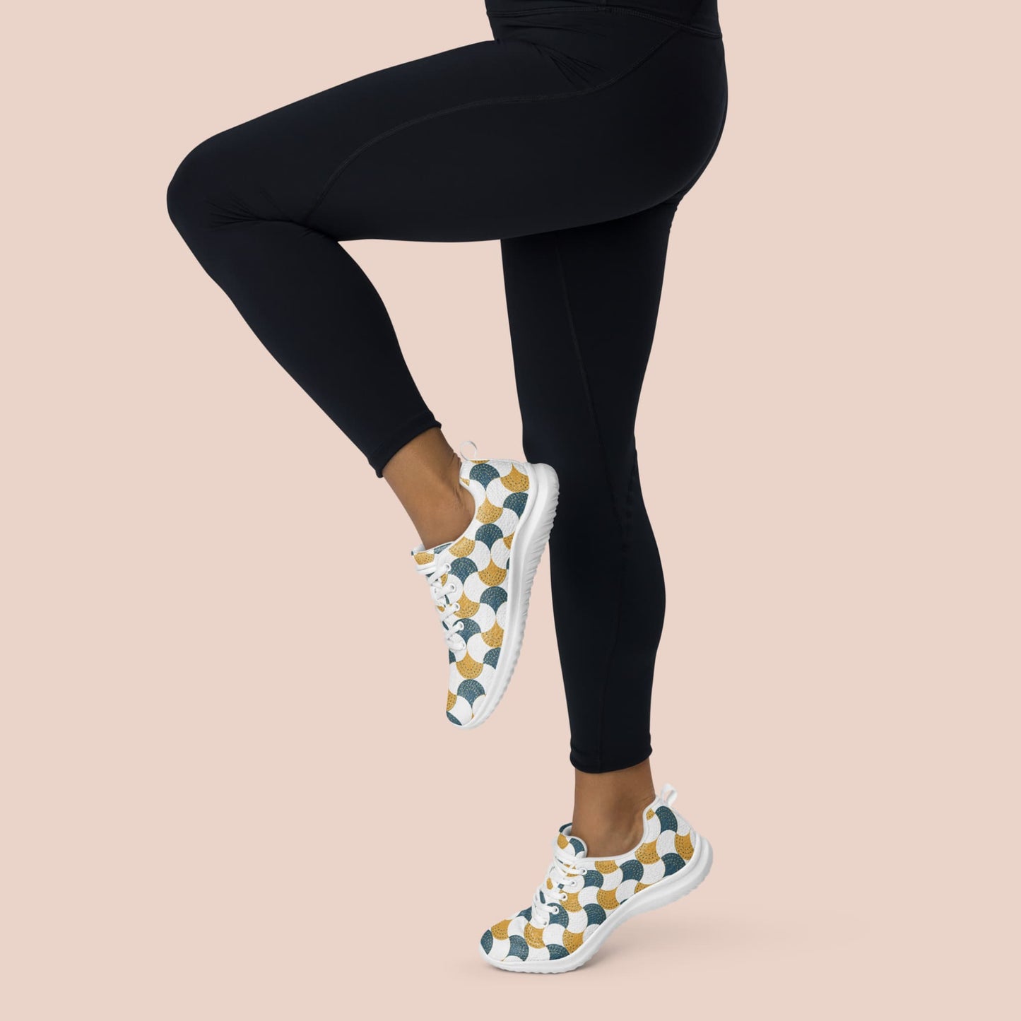 Femme portant des chaussures sports aux semelles blanches vue latérale - Artic60