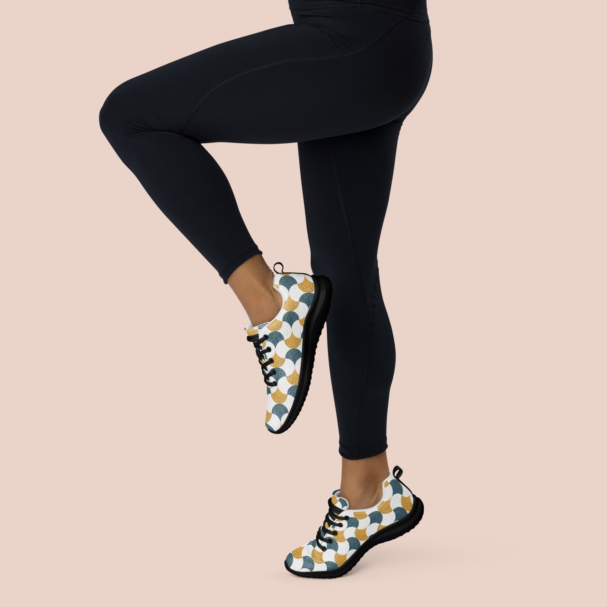 Femme de vue latérale portant des chaussures sports semelle noire au motif d'écail d'or et vert - Artic60