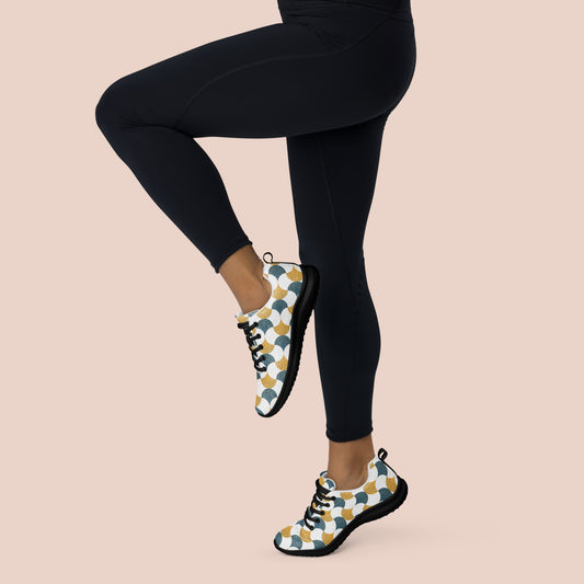 Femme de vue latérale portant des chaussures sports semelle noire au motif d'écail d'or et vert - Artic60