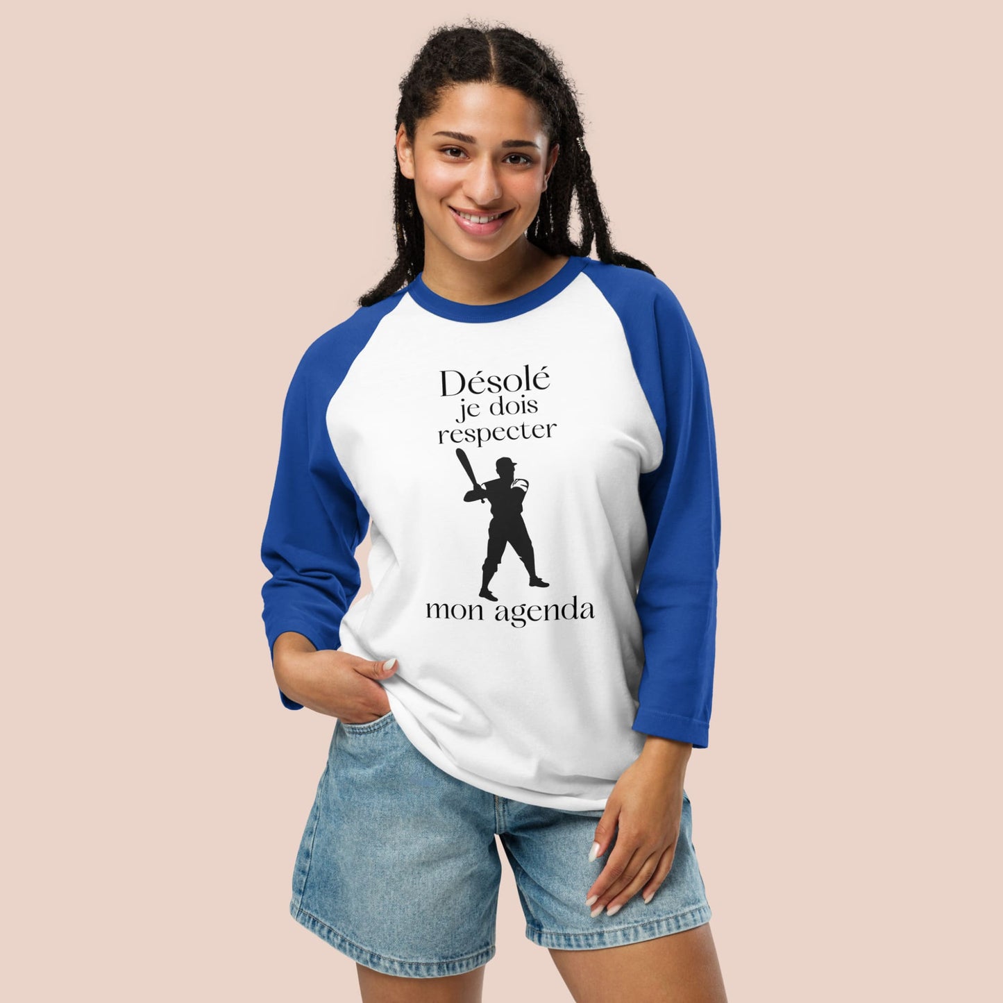 Femme souriante portant chandail raglan manches bleues avec joueur de baseball et texte Désolé je dois respecter mon agenda - Artic60