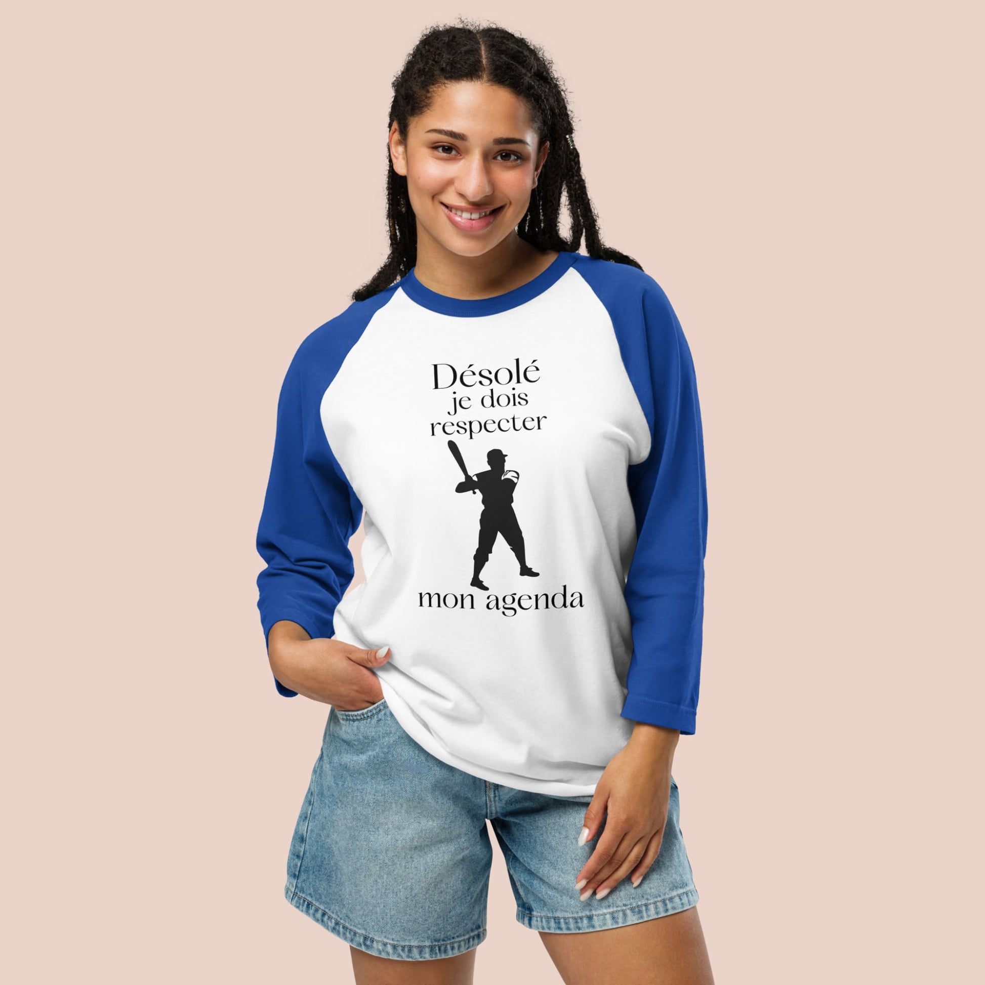 Femme souriante portant chandail raglan manches bleues avec joueur de baseball et texte Désolé je dois respecter mon agenda - Artic60