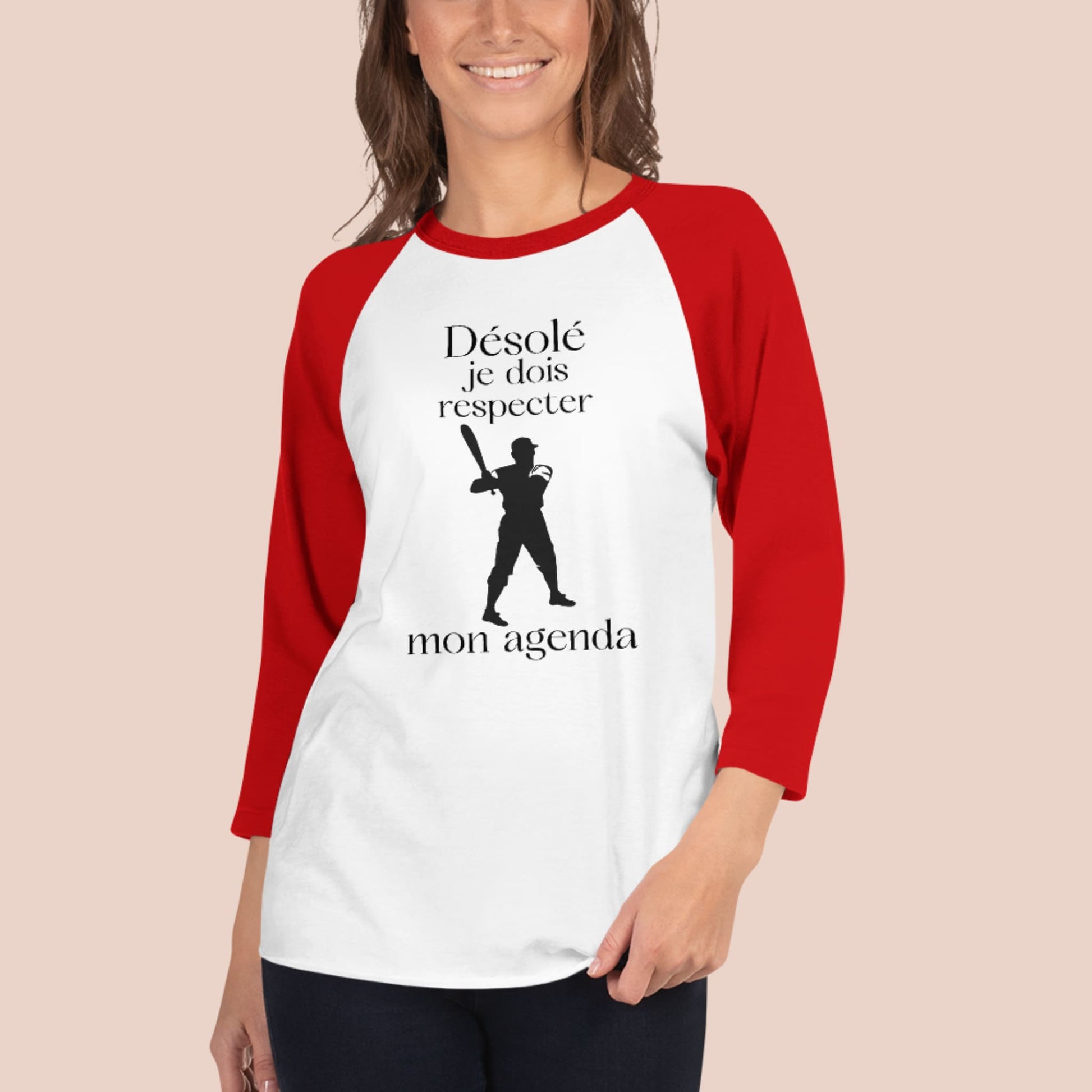 Femme souriante portant chandail raglan manches rouges avec joueur de baseball et texte Désolé je dois respecter mon agenda - Artic60