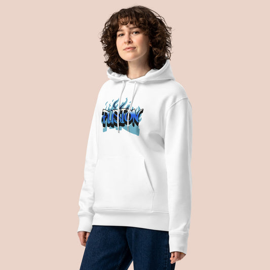 Femme posant avec hoodie blanc fait de coton bio 100 % à motif graffiti au mot Fusion bleu - Artic60